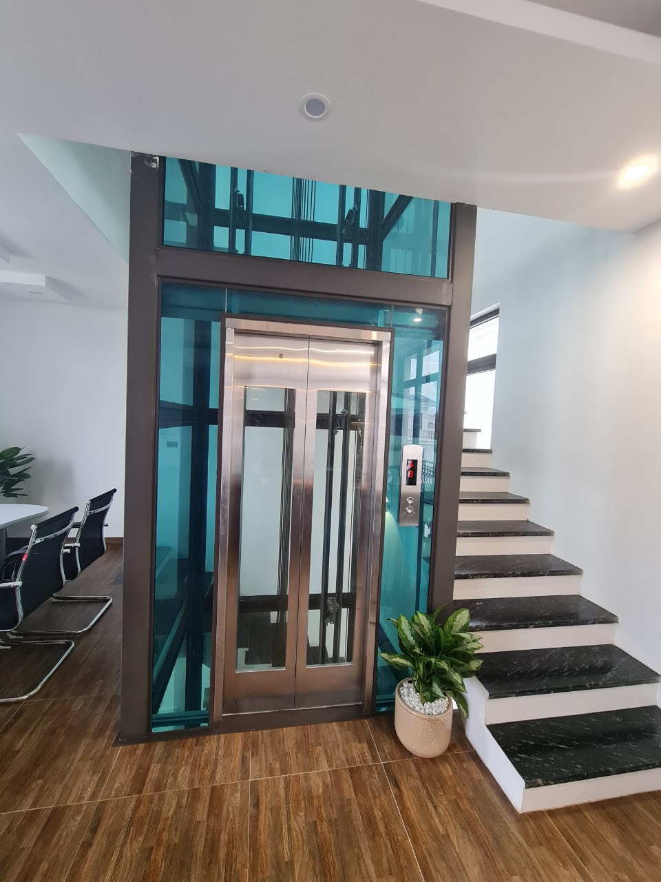 Tại sao nên bảo trì thang máy định kỳ?