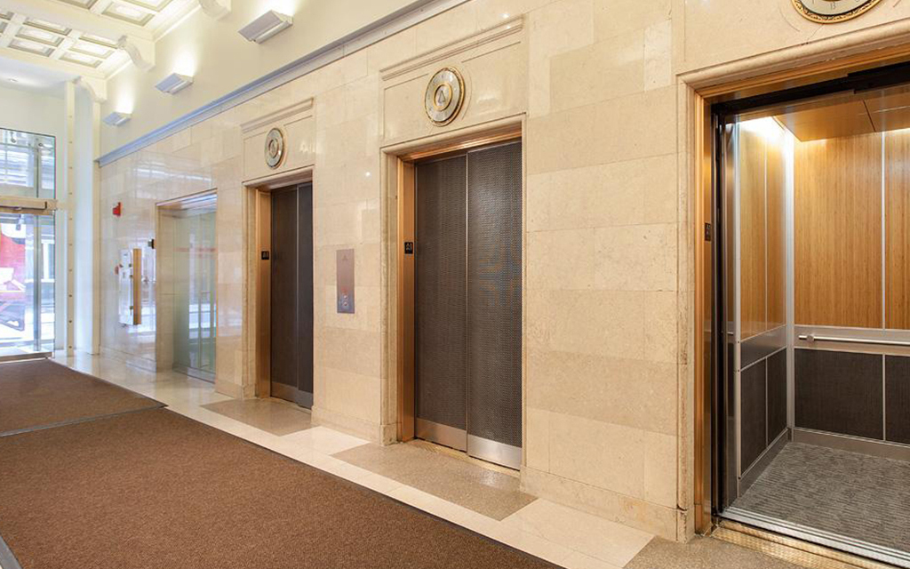 Thang máy tải khách